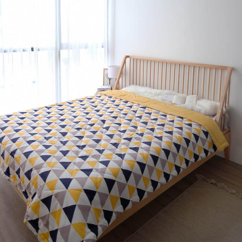 Hero shot: Chăn chần AMD Dream họa tiết trên giường đôi, hiển thị họa tiết và độ bóng nhẹ của cotton lụa.