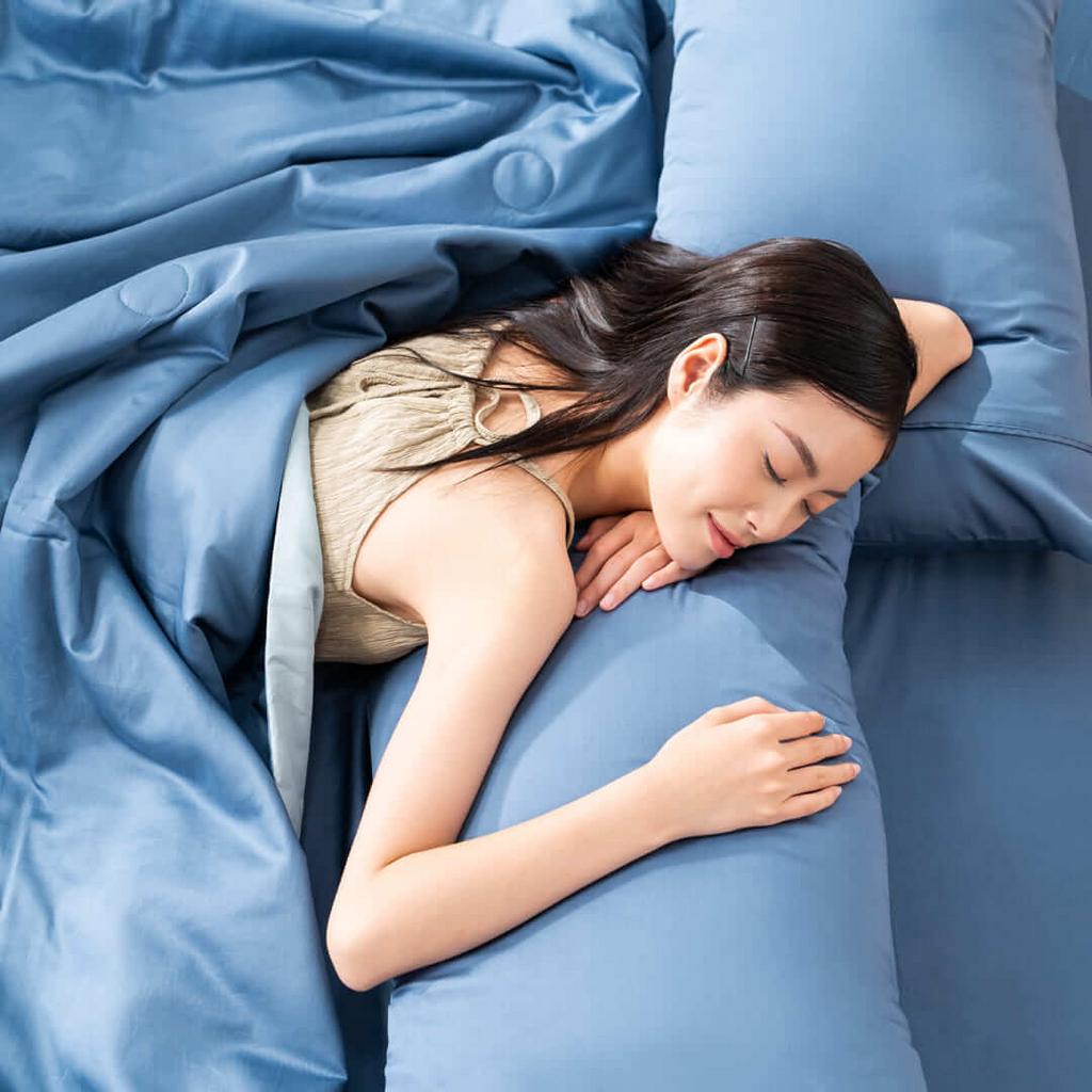 Chăn chần Cotton Satin AMD The Essentials — mịn mượt, đơn sắc dễ phối, phù hợp không gian hiện đại.