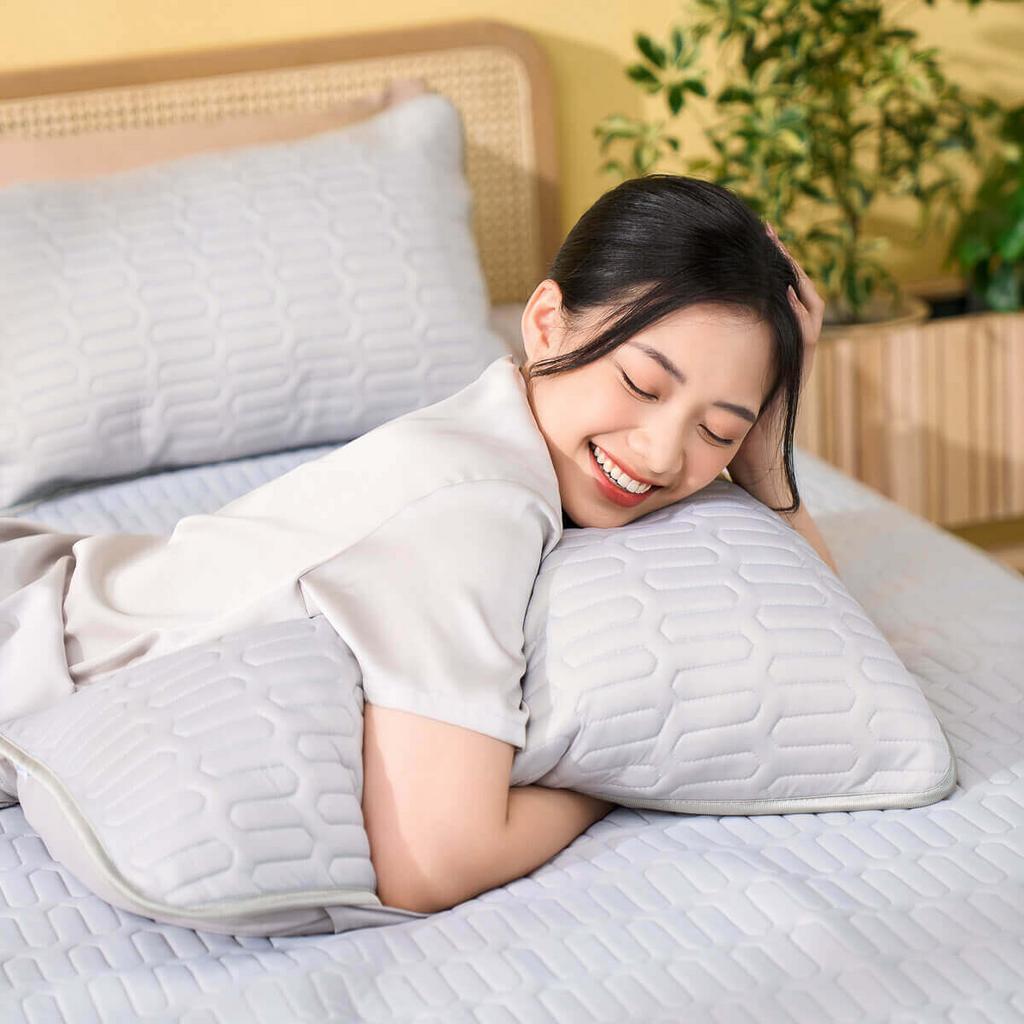 Chiếu điều hòa Doona Aqua — Ice Silk mát lạnh, lõi cao su đàn hồi và cấu trúc lưới 5D tản nhiệt.