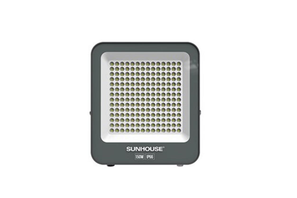 ĐÈN PHA LED ECO SUNHOUSE 150W chiếu rọi mạnh mẽ ở sân vườn và mặt tiền.