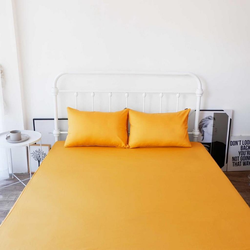 Hero shot: Ga chun AMD Dream trên giường, kèm cận cảnh bề mặt cotton lụa mềm mịn.