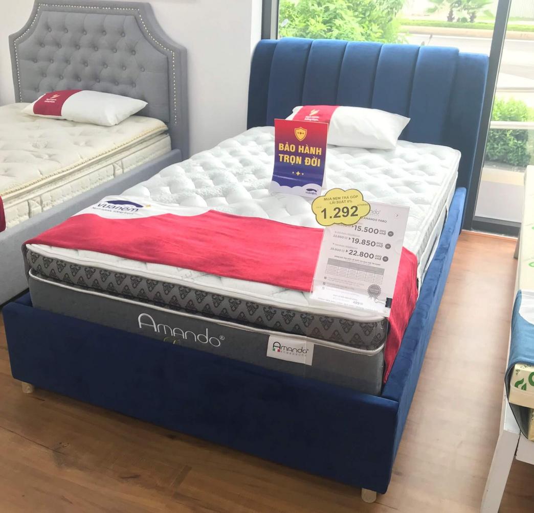 Hero shot: Giường vải GoBy Lux X2 nỉ trong phòng ngủ hiện đại.