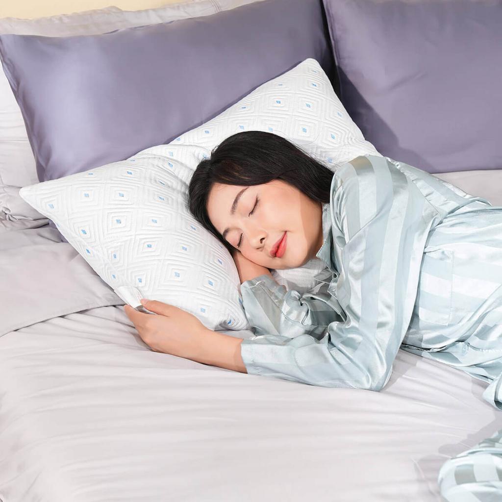 Hero image: Gối Amando Coolflex trên giường hiện đại, nhấn vào vỏ Coolflex và cấu trúc lõi có thể tùy chỉnh.