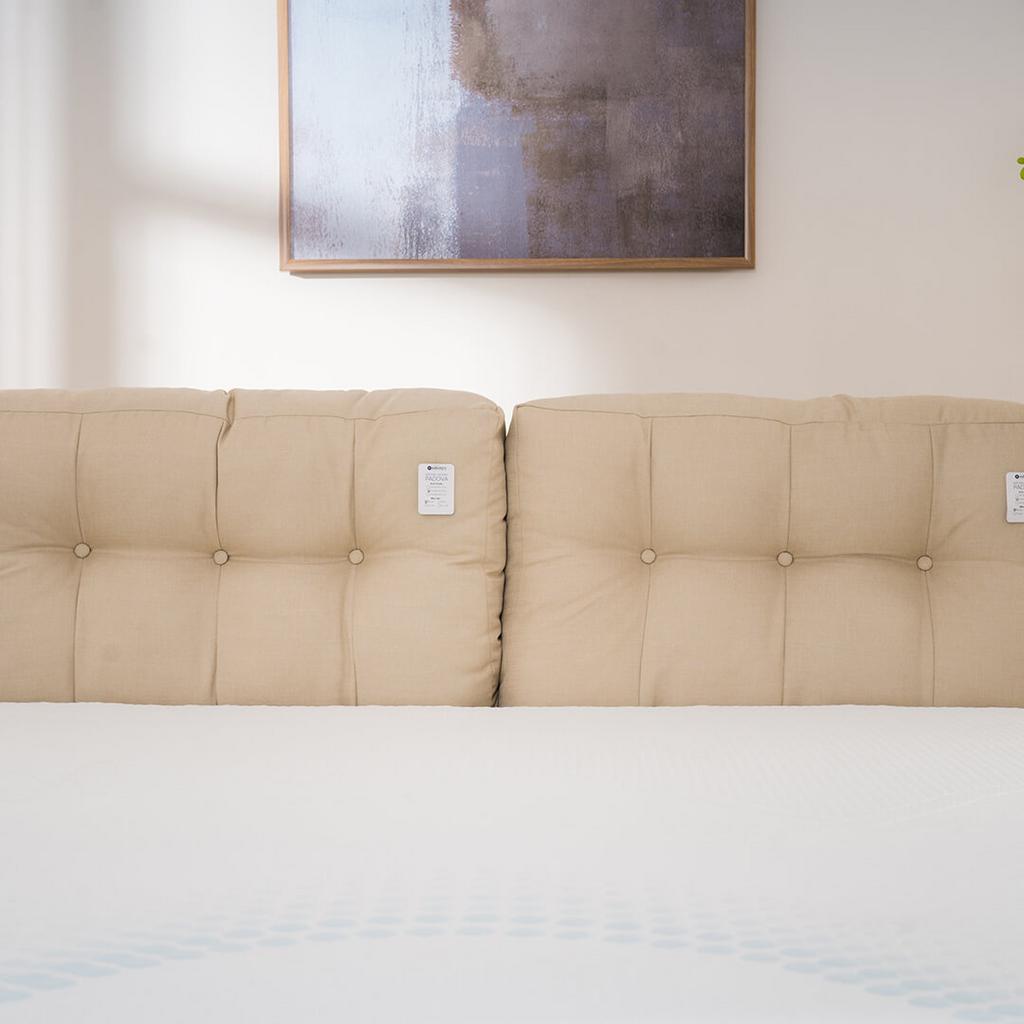 Hero image: Gối đầu giường Amando Padova màu xám trên giường hiện đại.