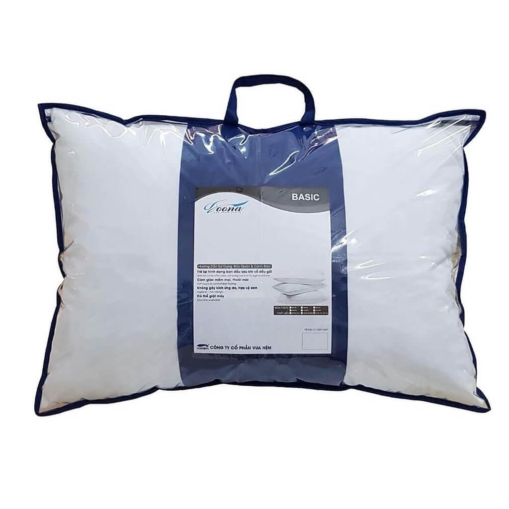 Hero: Gối bông siêu êm ái Doona Basic trên giường — thấy rõ vỏ Microfiber siêu mịn và độ phồng vừa phải.