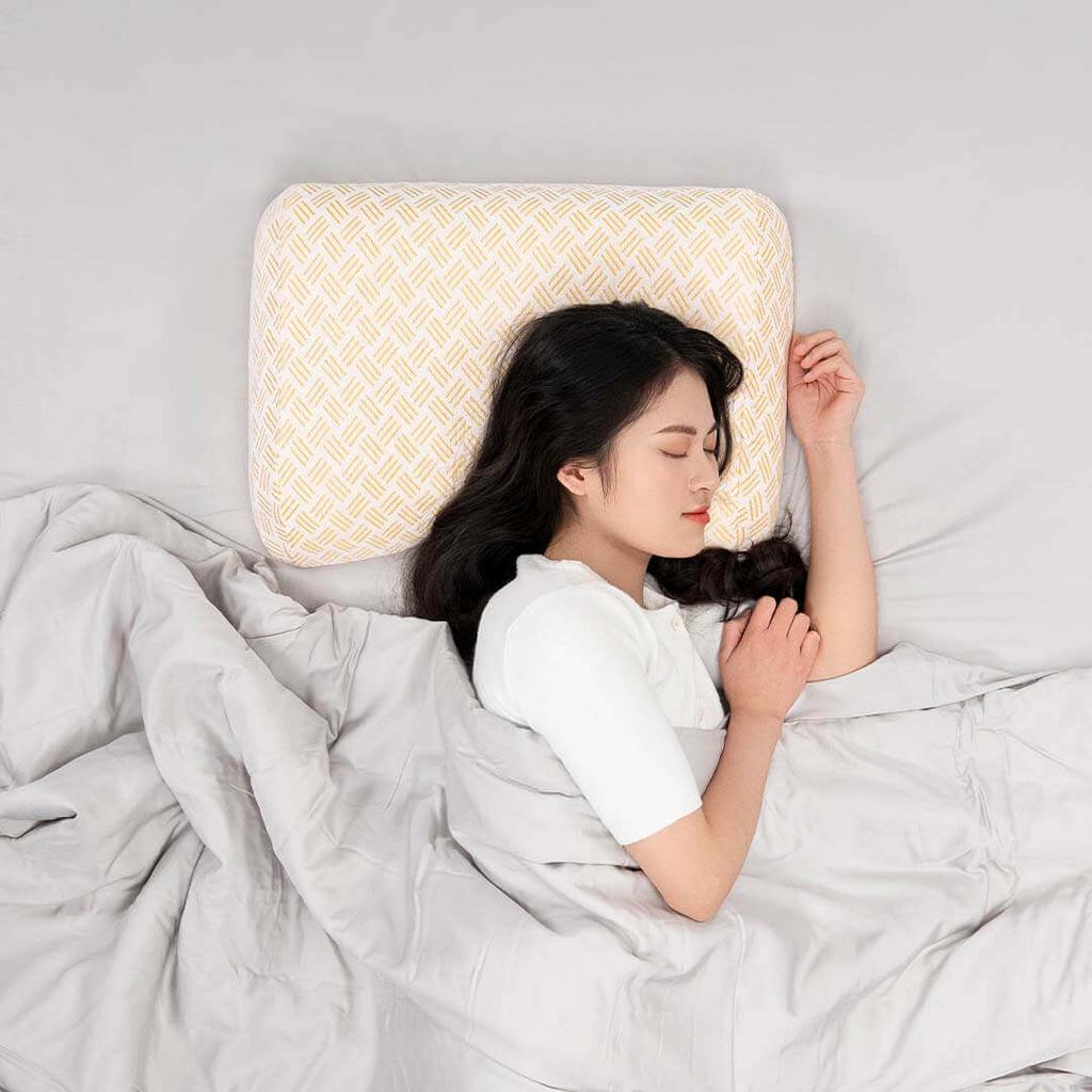 Hero image: Gối Cao Su Kim Cương Nơ trên giường hiện đại — hiển thị thiết kế nơ ôm cổ.