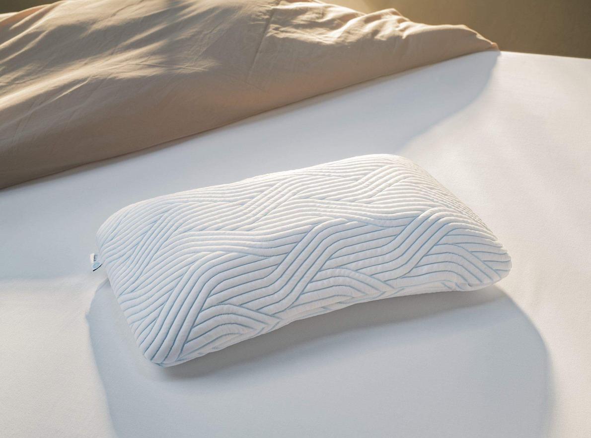 Gối Foam Tempur Symphony — thiết kế tinh tế, hỗ trợ cổ & vai cho nhiều tư thế ngủ.