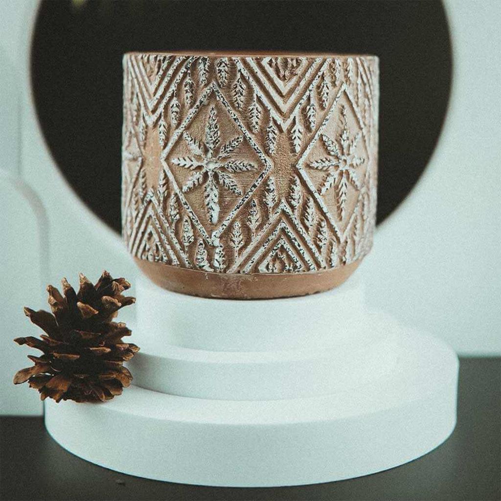 Hũ nến hoa tuyết — hũ gốm hoa văn, hương thơm dịu nhẹ, hoàn thiện tinh tế.