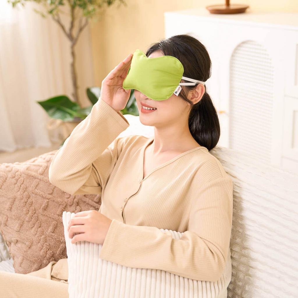 Túi chườm thảo dược Iyashi — vỏ vải mềm ôm vùng mắt, nhân thảo dược thiên nhiên, dùng nóng hoặc lạnh.