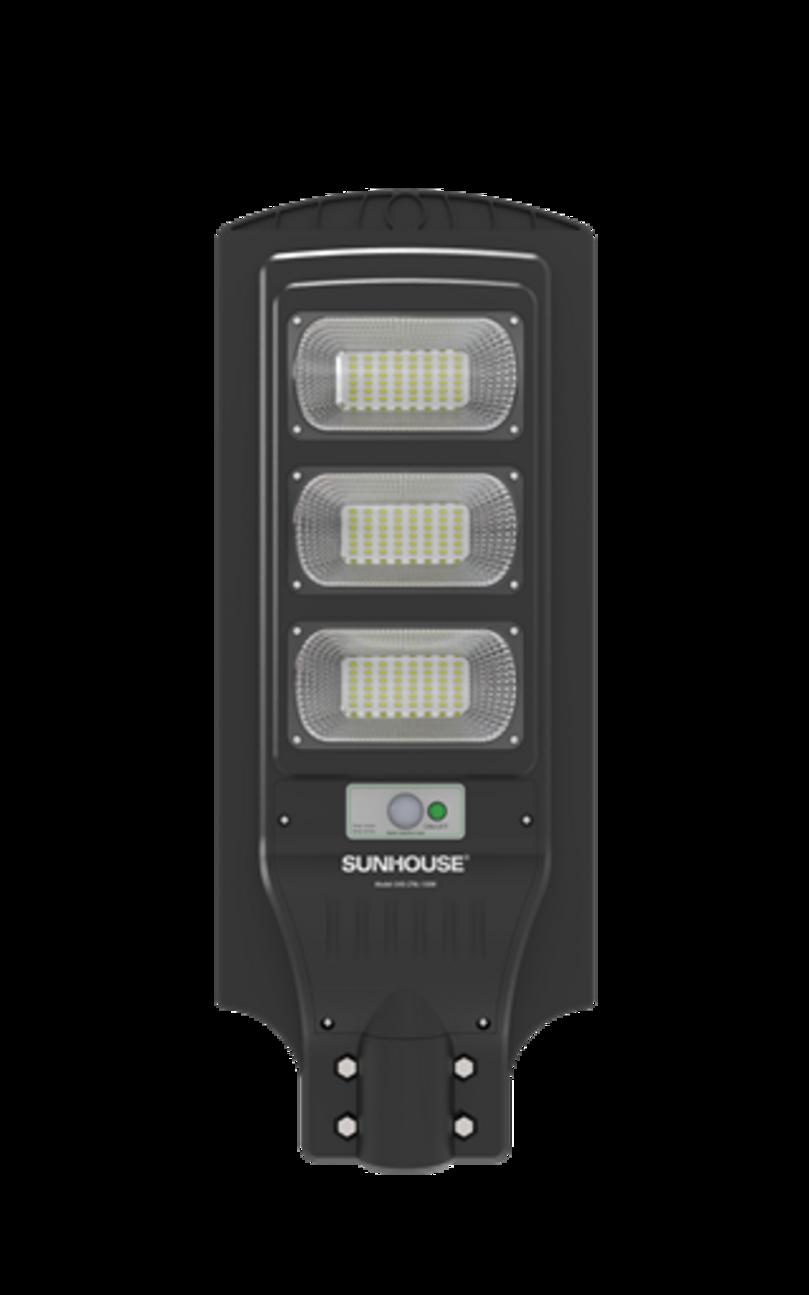 Đèn Sunhouse SHE-LTNL-150W lắp thực tế trên đường làng — ánh sáng mạnh, tấm pin tích hợp rõ ràng.