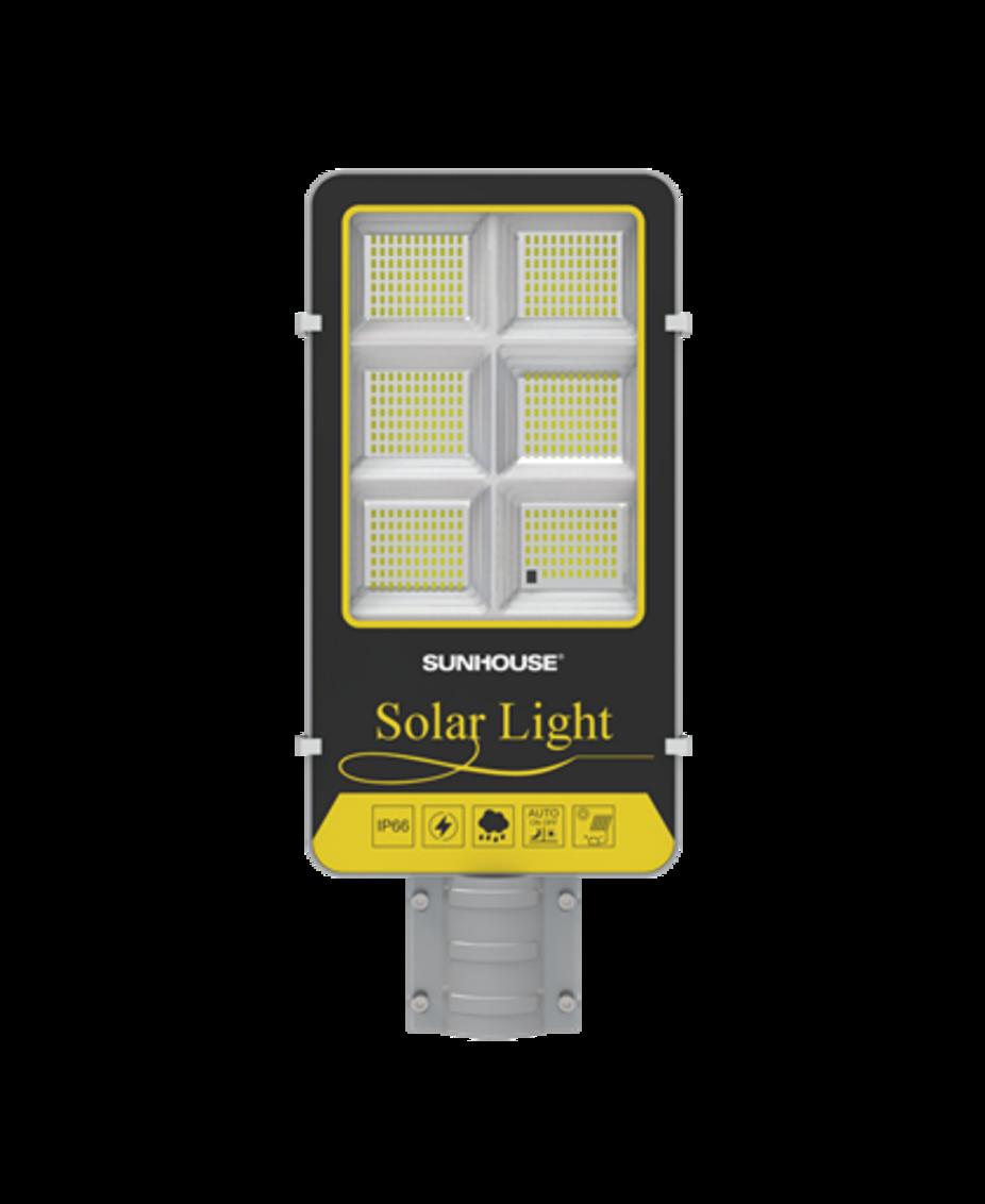 Đèn đường Sunhouse SHE-RTNL-300W chiếu sáng mạnh, lắp đặt thực tế tại sân vườn/đường làng.