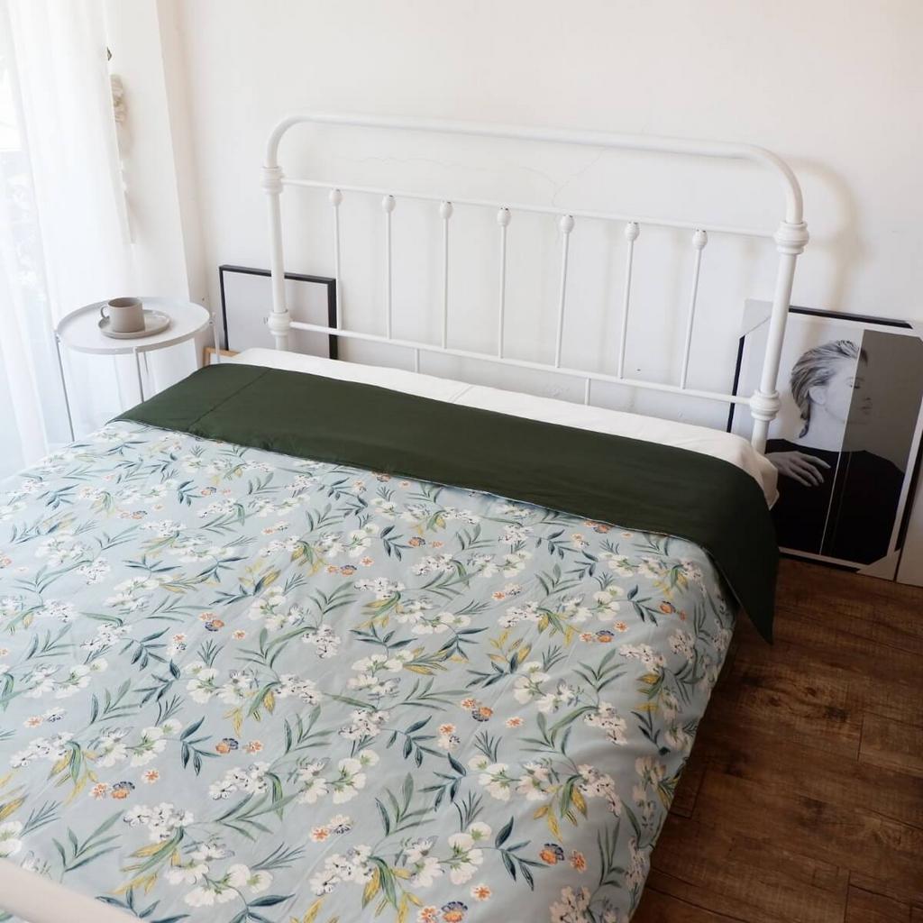 Vỏ chăn chần AMD Dream cotton họa tiết trên giường mẫu - nhìn gần để thấy texture cotton mịn.