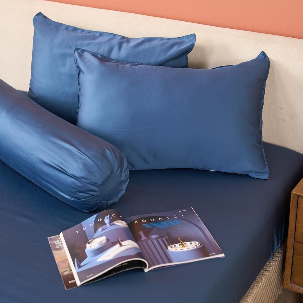 Hero image: Vỏ gối Amando Wellness Tencel Luxe trên giường, phô bày bề mặt mềm mịn và màu sắc trung tính phù hợp phòng ngủ hiện đại.