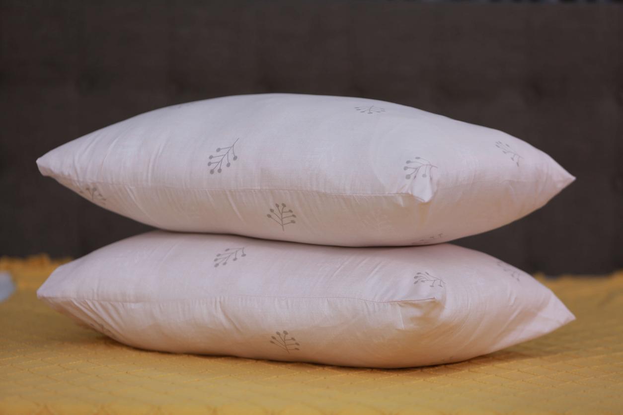 Hero image: Vỏ gối AMD Farren 2C 121 (mã 121 xanh họa tiết hoa) trên giường thực tế.