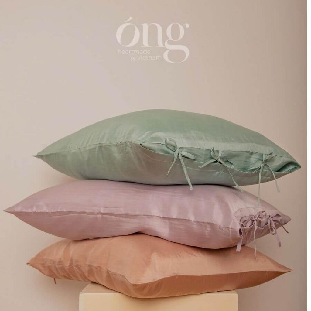 Vỏ gối tơ tằm Óng — bề mặt óng mượt, hoàn thiện thủ công.