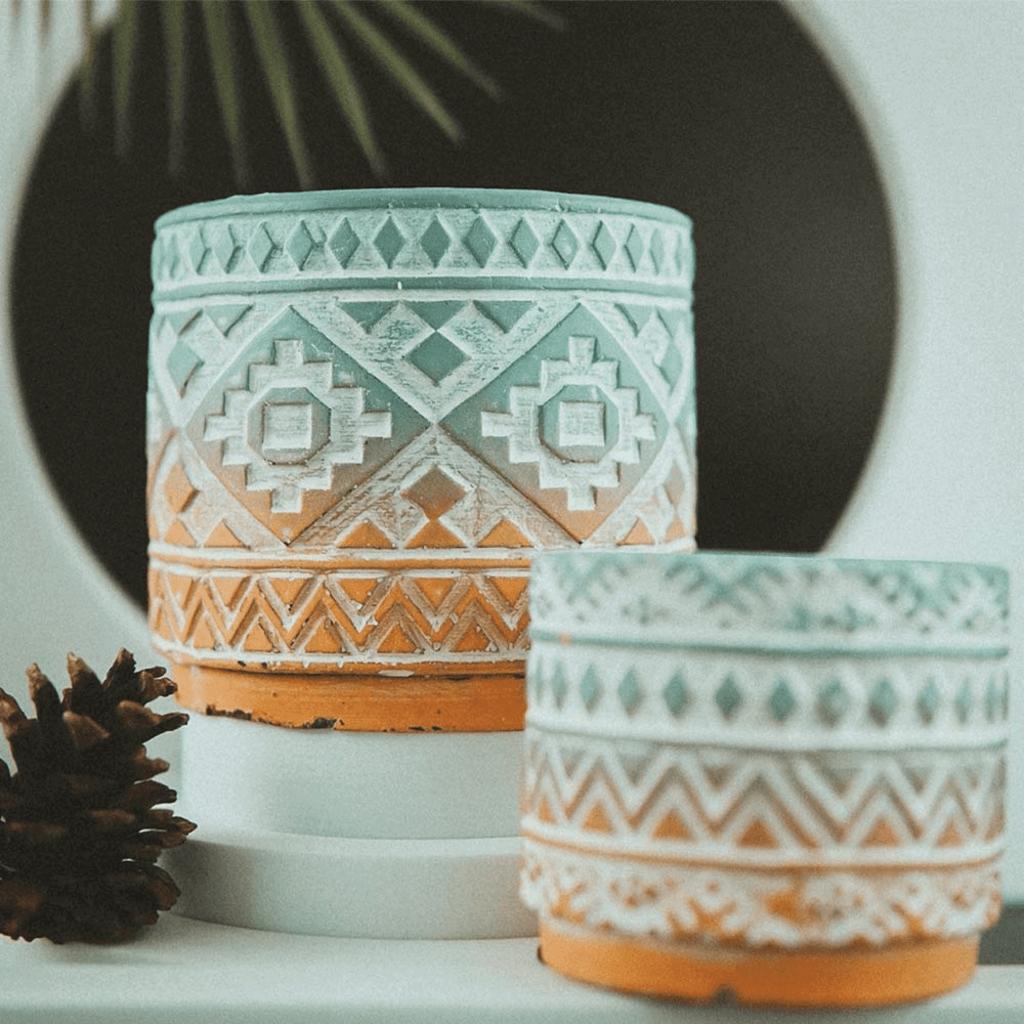 Hũ nến bộ lạc cỡ to trên bàn trà — vừa là món décor nghệ thuật vừa tạo không khí thư giãn.