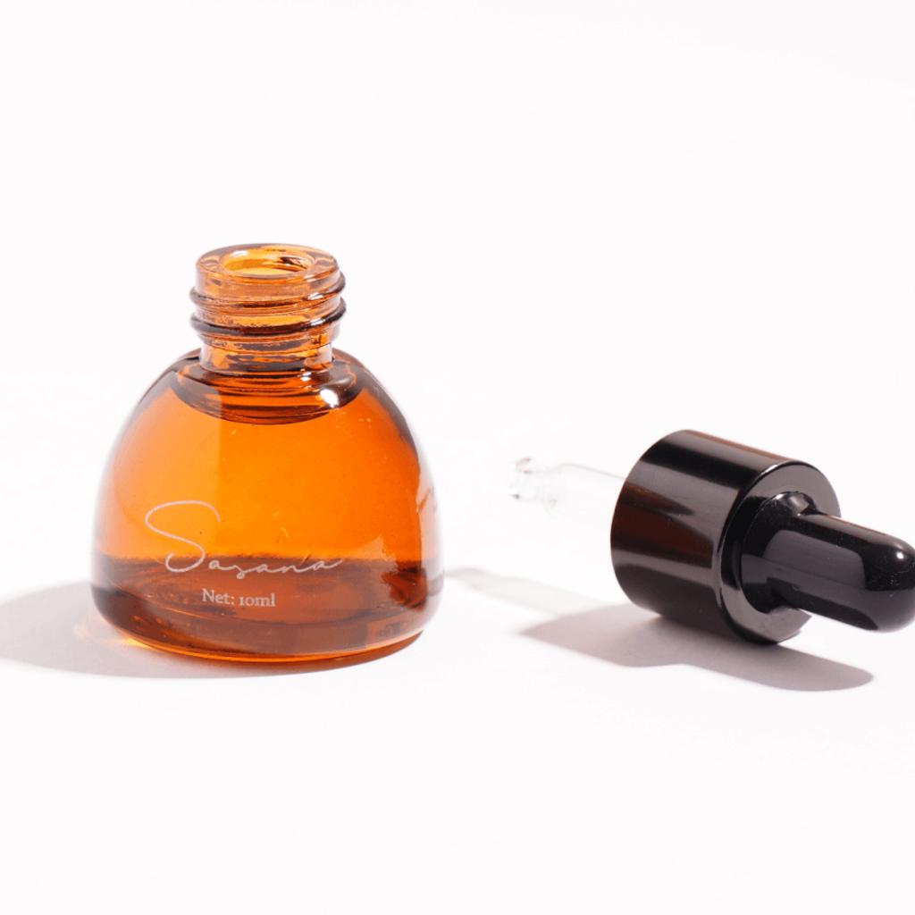 Infographic nốt hương: Top (trái cây) → Heart (White Poppy, Orris) → Base (Musk, Vanilla, Vetiver).