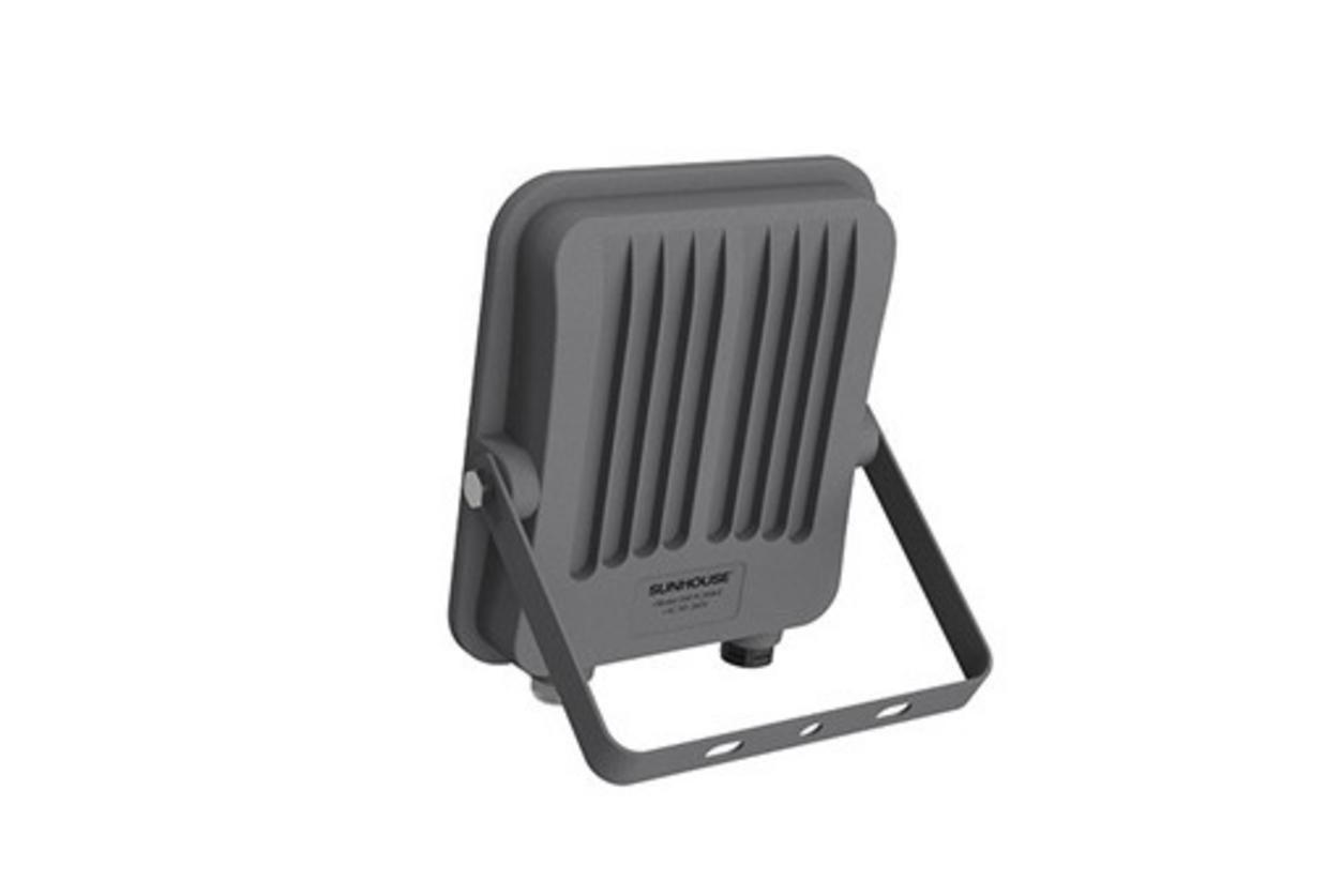 IP66 bảo vệ thiết bị khỏi mưa và bụi – phù hợp khí hậu Việt Nam.