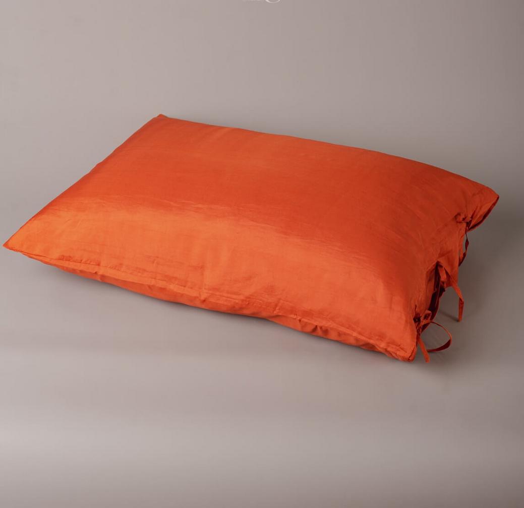 Lụa Mulberry có cấu trúc giúp thoáng khí và kháng khuẩn tự nhiên.