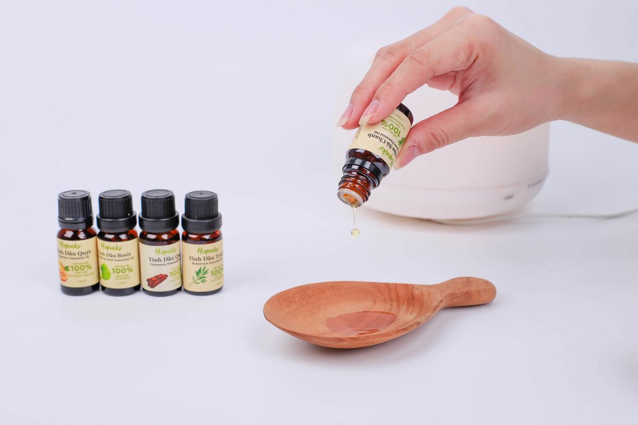 Mẹo: pha loãng với dầu nền (dầu dừa/jojoba) và massage 2-3 lần/tuần.