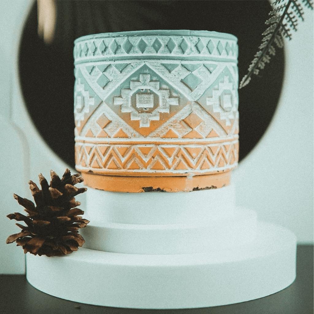 Kích thước phi 18–20 cm phù hợp đặt ở bàn trà, kệ décor hoặc bàn thờ.