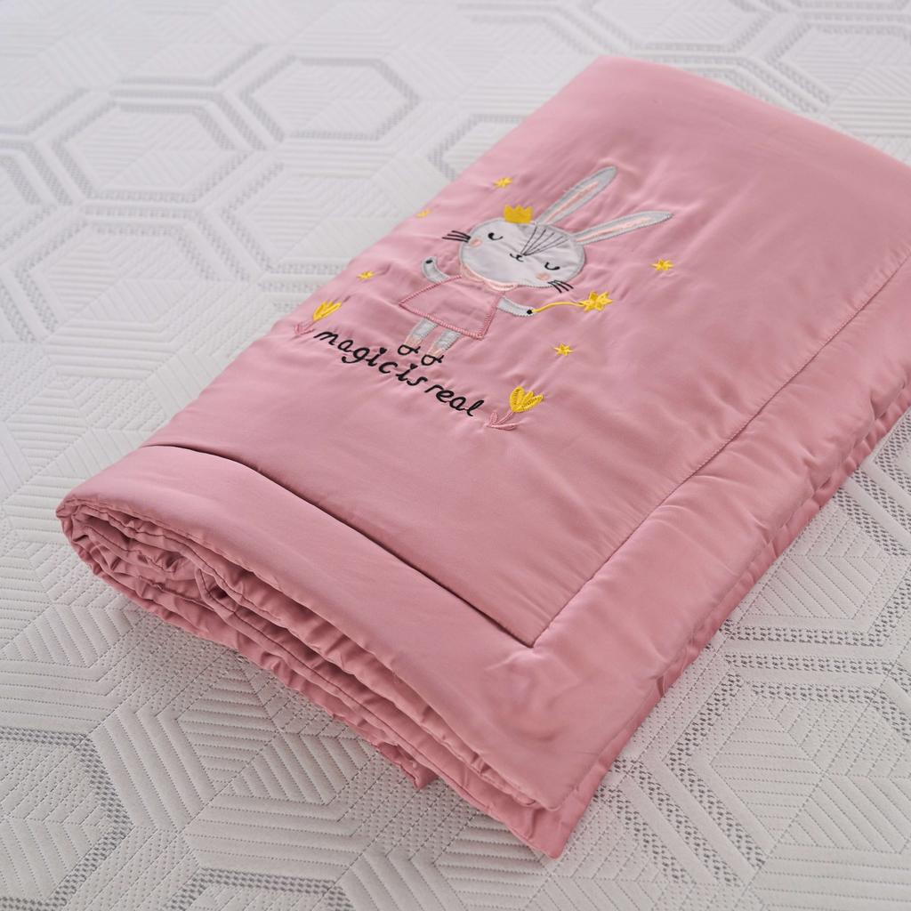 Kích thước 100x150 cm và họa tiết thỏ thân thiện với trẻ.