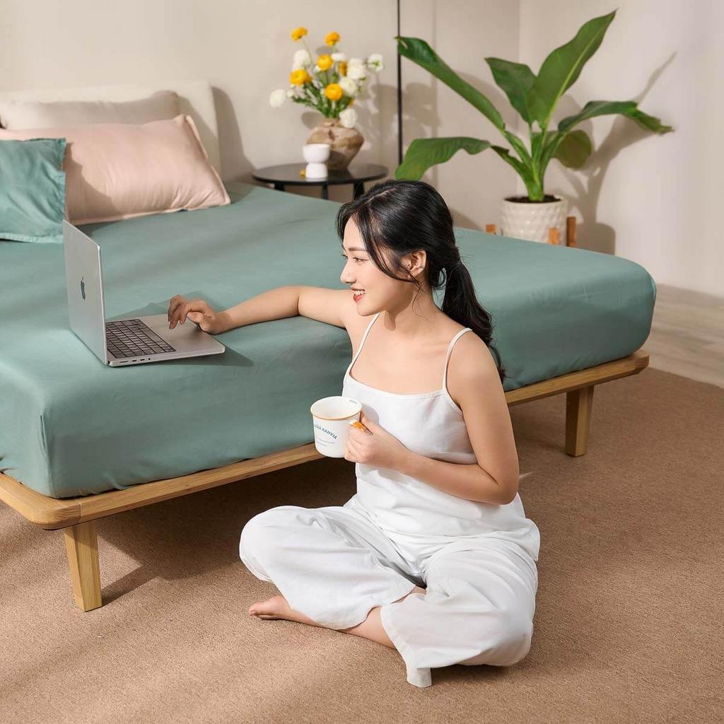 Ảnh cận cảnh micro satin: thể hiện sợi mịn và độ bóng nhẹ của bề mặt.