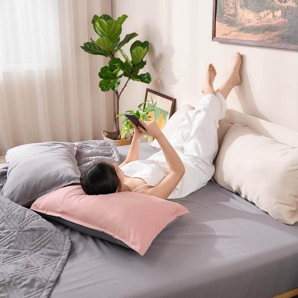 Ảnh cận cảnh micro satin: thể hiện sợi mịn và độ bóng nhẹ của bề mặt.