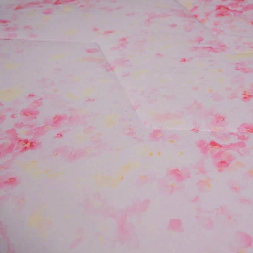 Lõi microfiber mỏng nhưng giữ form — cảm giác nhẹ nhàng khi đắp.