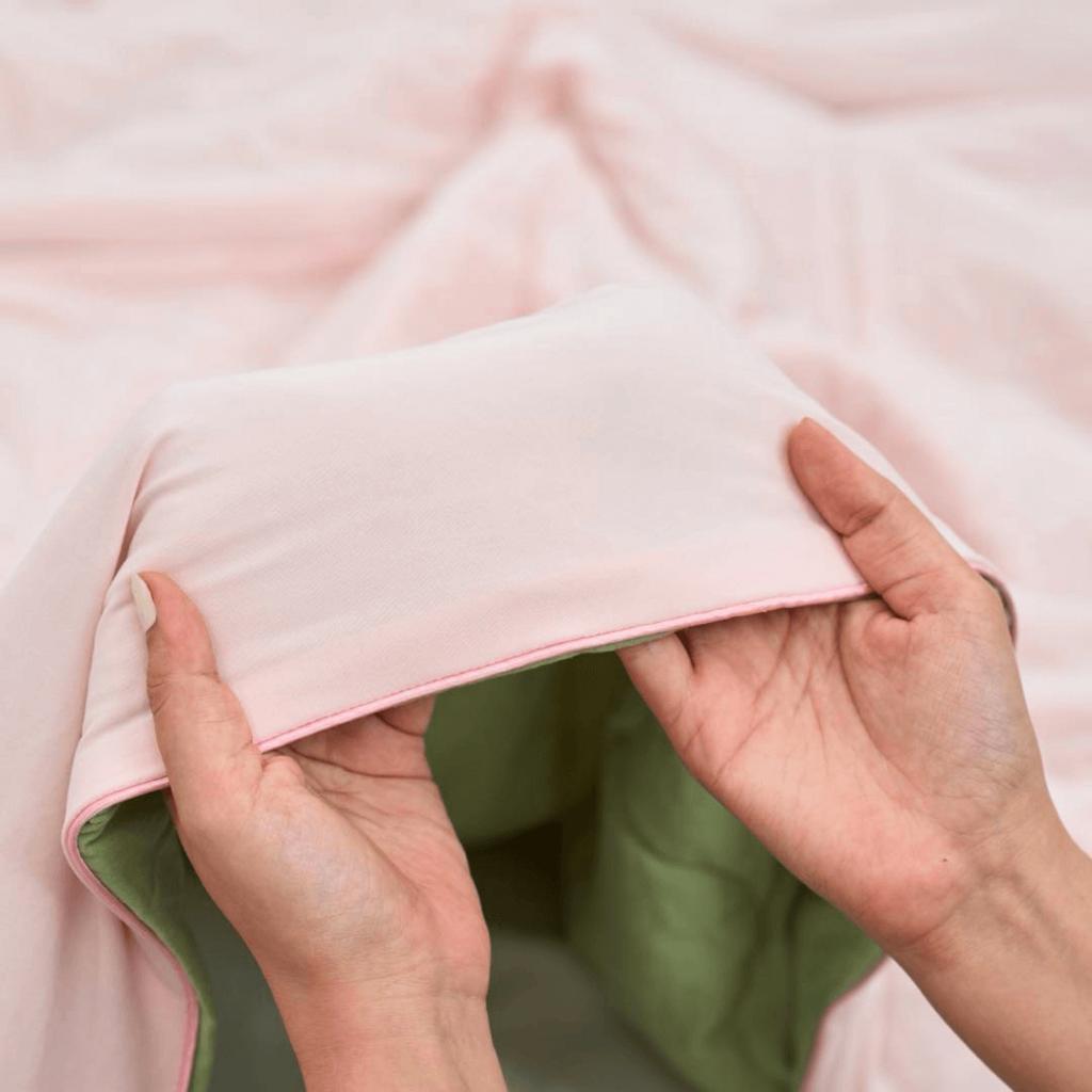 Ruột bông microfiber: nhẹ, bồng bềnh và giữ ấm hiệu quả.