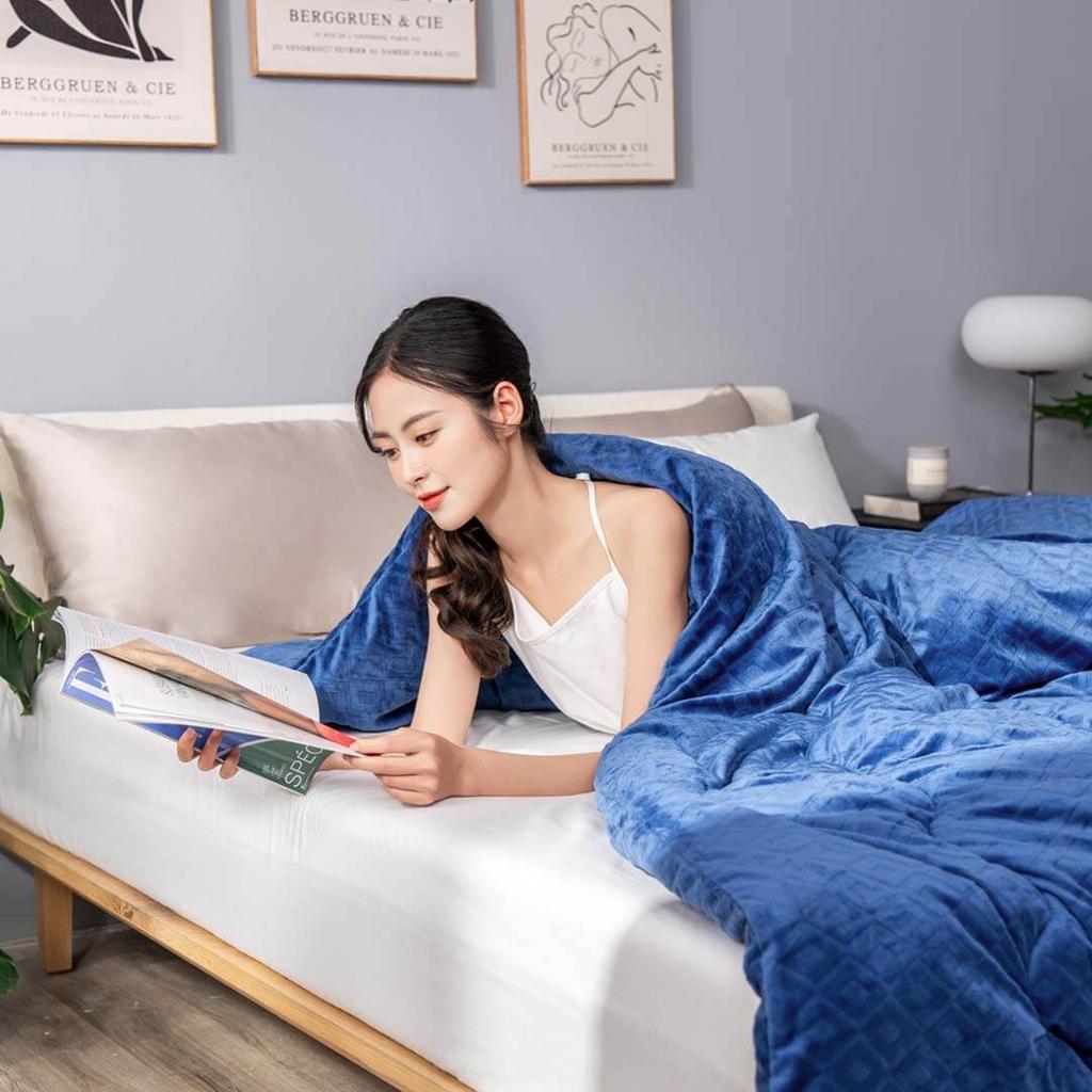 Cận cảnh sợi microfiber mô phỏng lông thỏ, bề mặt nhung tuyết mịn.