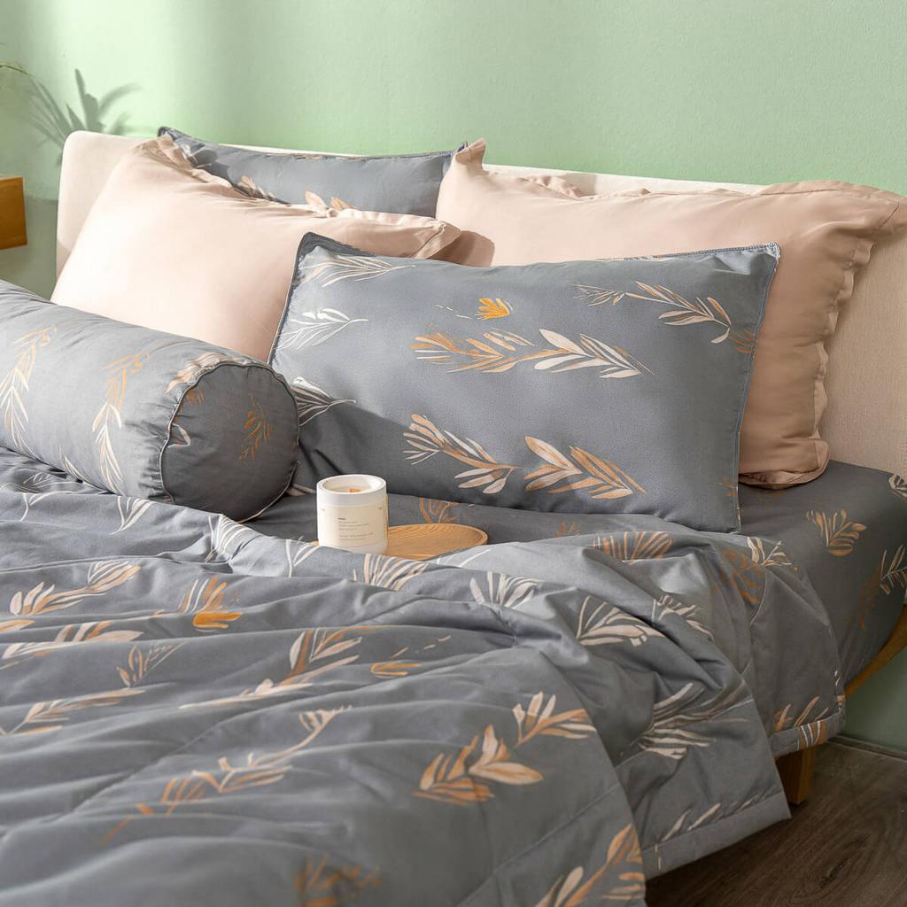 Cận cảnh sợi microfiber — mịn và mượt, lý tưởng cho da nhạy cảm.