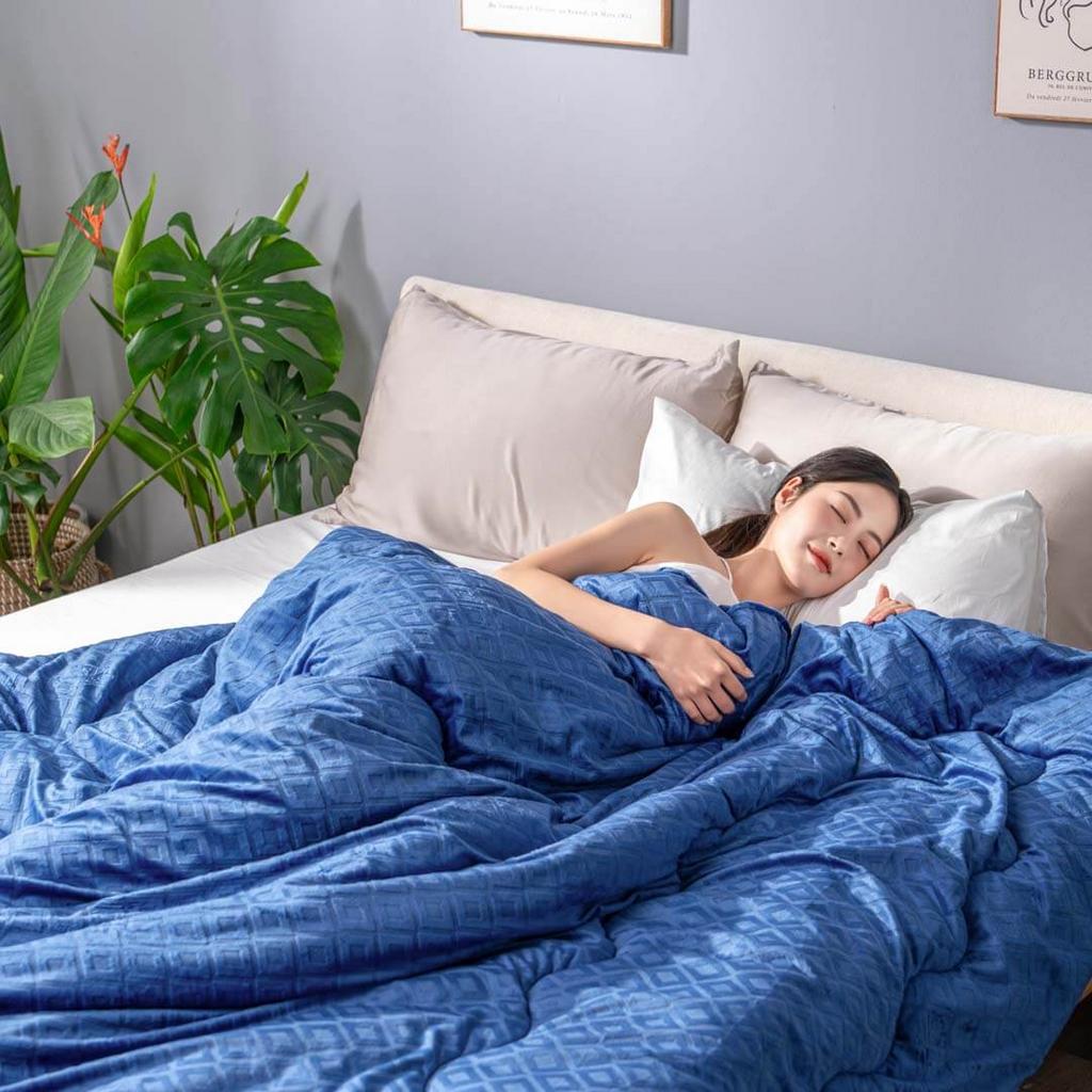 Nhung tuyết hai mặt cùng họa tiết dập nổi — tinh tế và sang trọng.