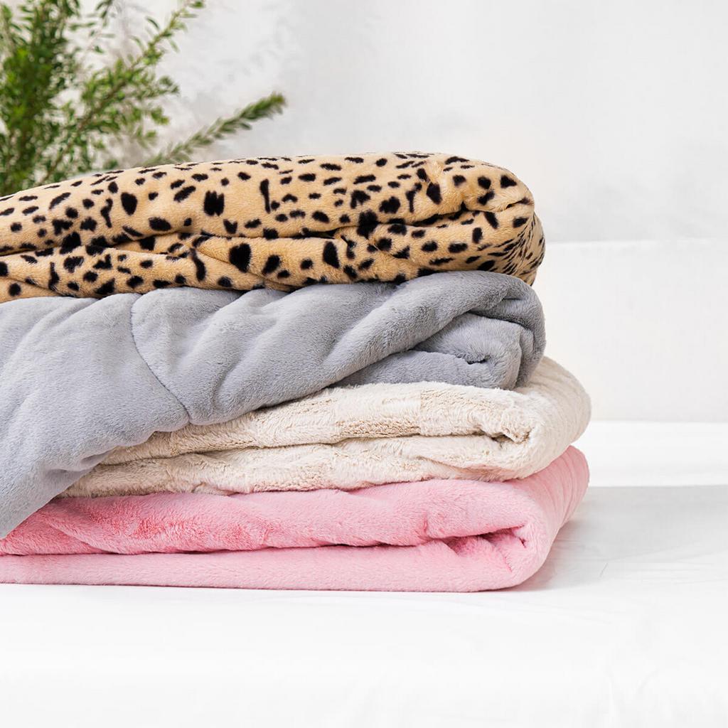 Bề mặt nhung tuyết mềm mại, mô phỏng lông chồn thật nhưng dễ chăm sóc và ít rụng sợi.