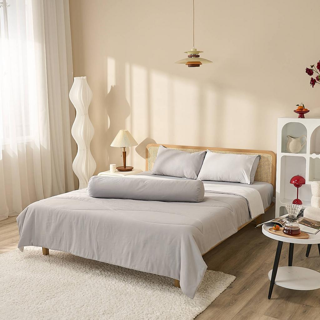 Polyester gia tăng độ bền, giữ form sau nhiều lần giặt.