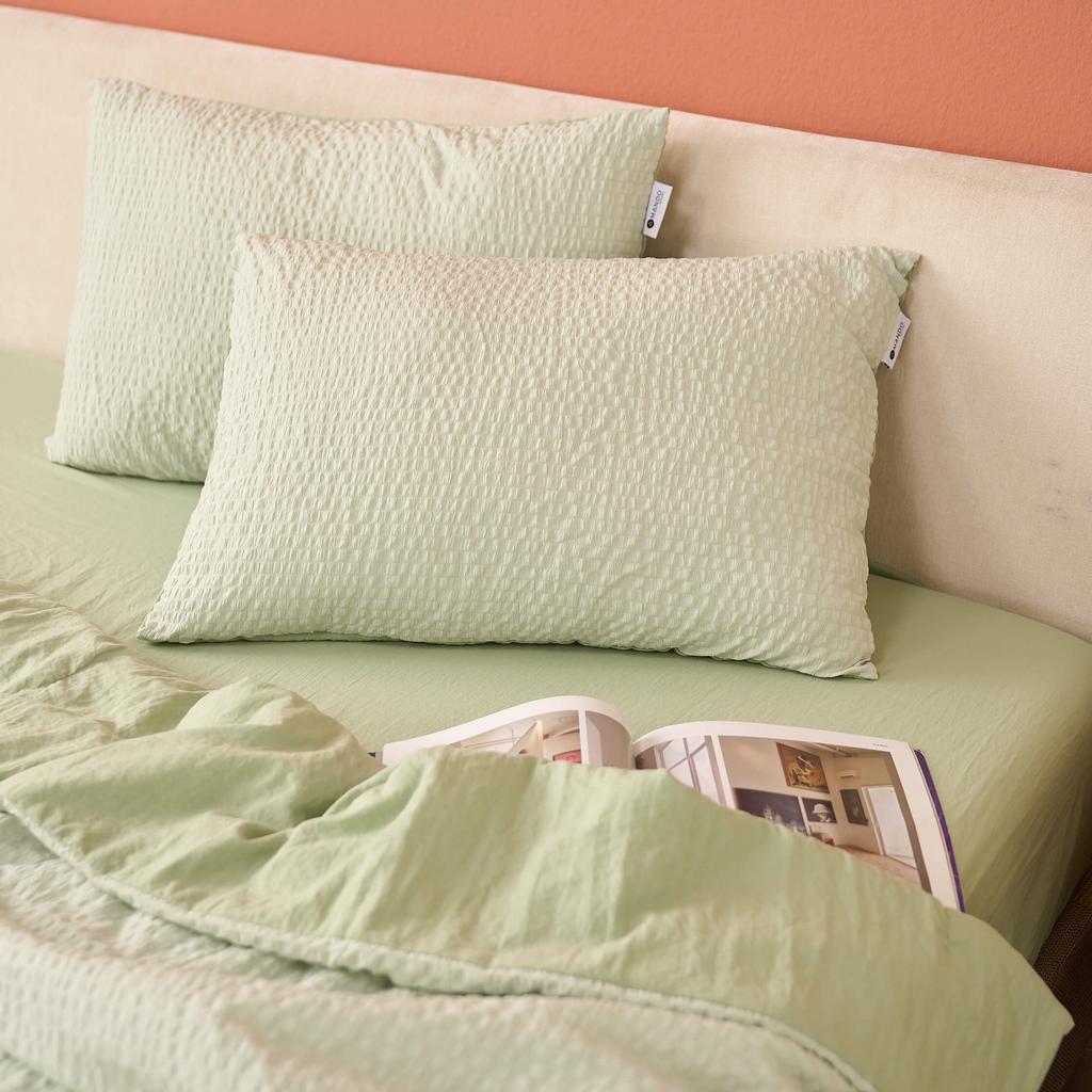 Cận cảnh Polyester Jacquard: thấy rõ kết cấu gấm và độ bền màu.