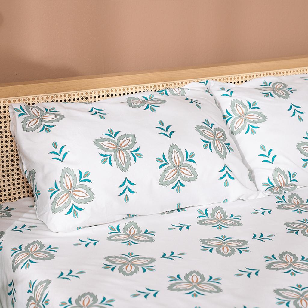 Cận cảnh vải Polyester cao cấp: mềm mại, vân vải rõ, bền màu.