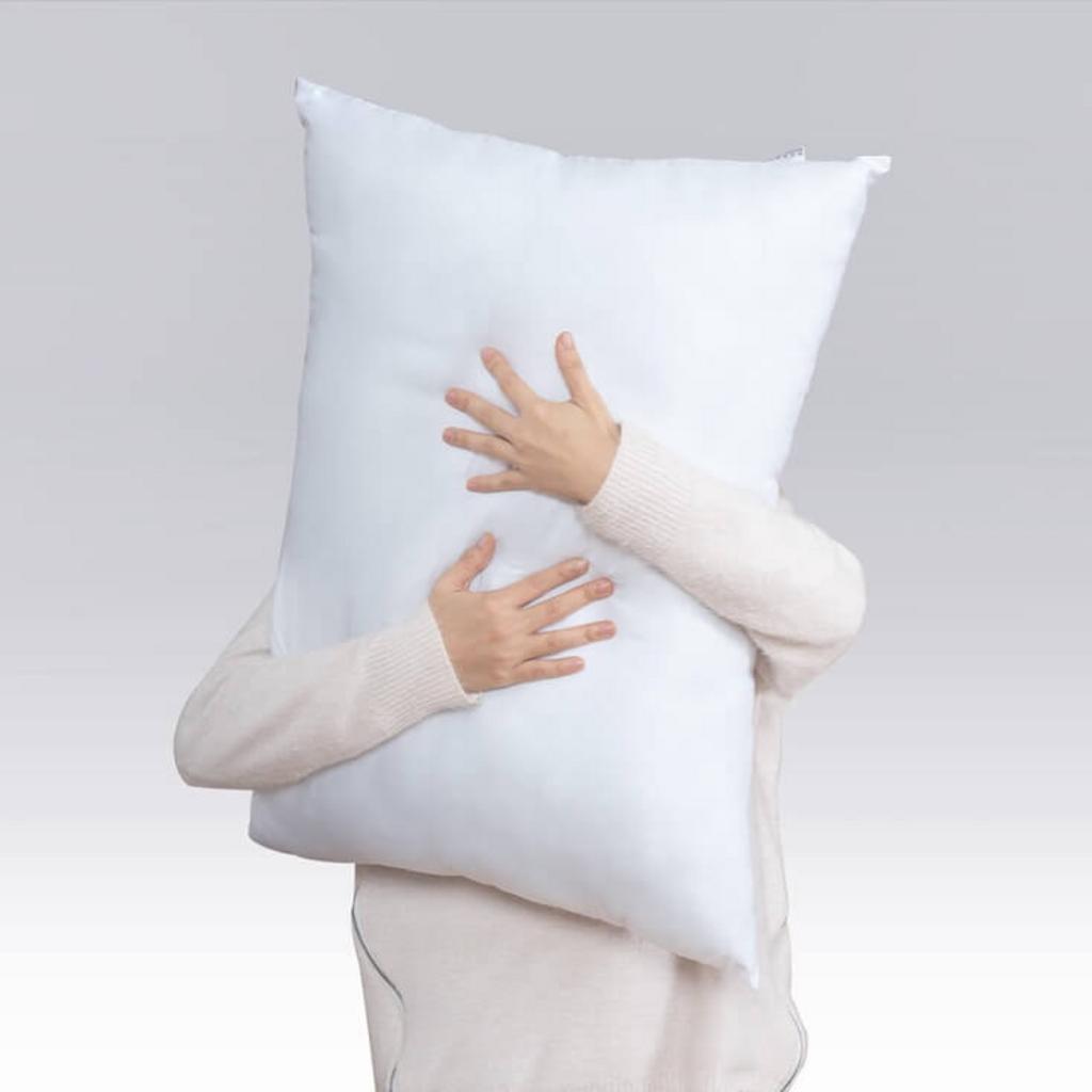 Ruột xơ Polyester của Amando Soft giữ phom, cho cảm giác mềm nhẹ và bền.