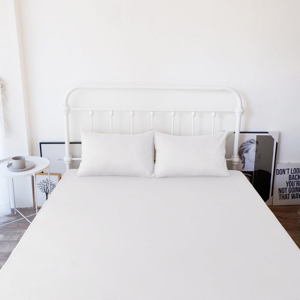 Close-up vải Sateen: bề mặt bóng mượt và sợi dệt mềm.