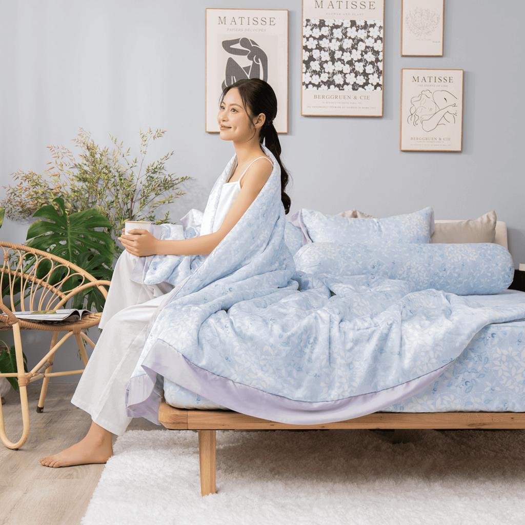 Bề mặt bóng mịn phản chiếu ánh sáng nhẹ — tạo vẻ sang trọng cho giường ngủ.