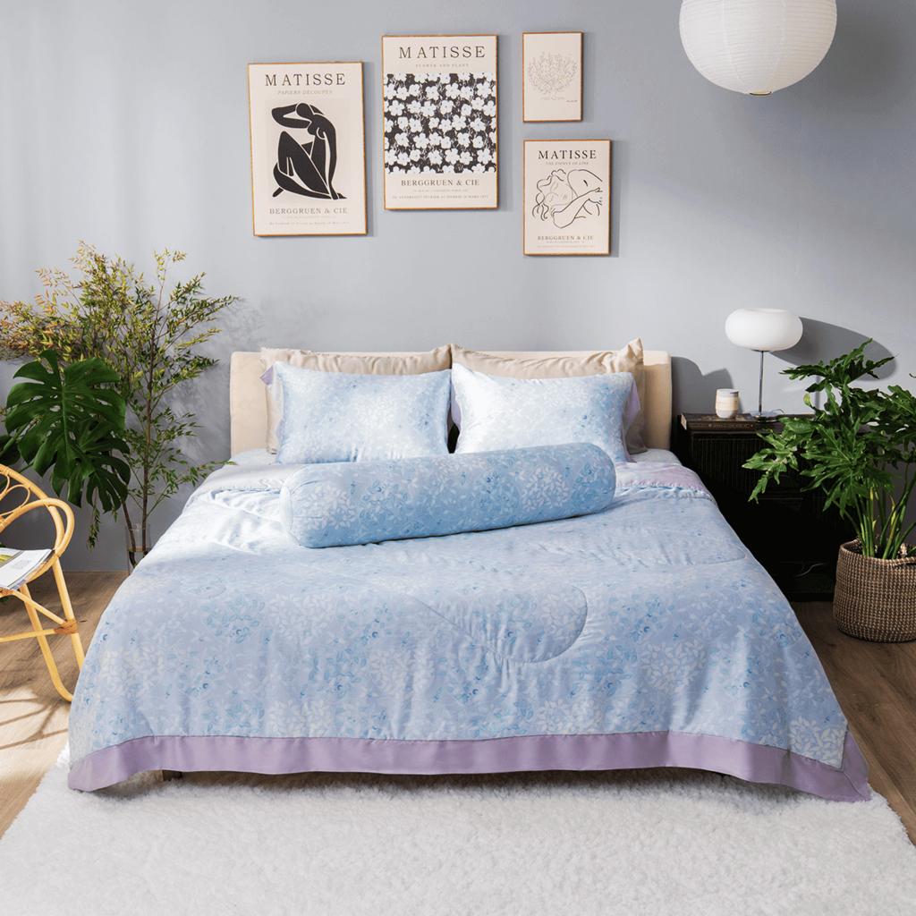 Bề mặt bóng mịn phản chiếu ánh sáng nhẹ — tạo vẻ sang trọng cho giường ngủ.