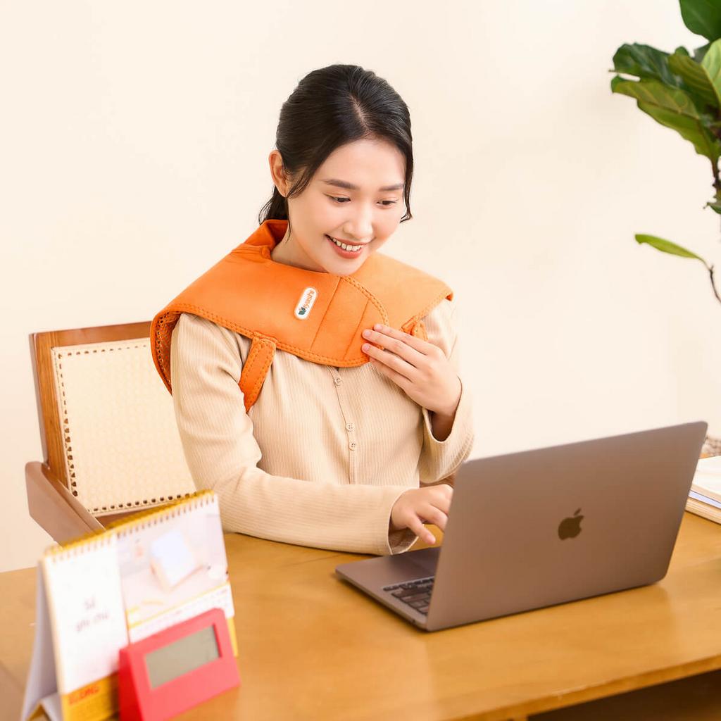 Tấm thảo dược gồm ngải cứu, gừng, sả, quế — mùi thơm tự nhiên giúp thư giãn và giảm đau.