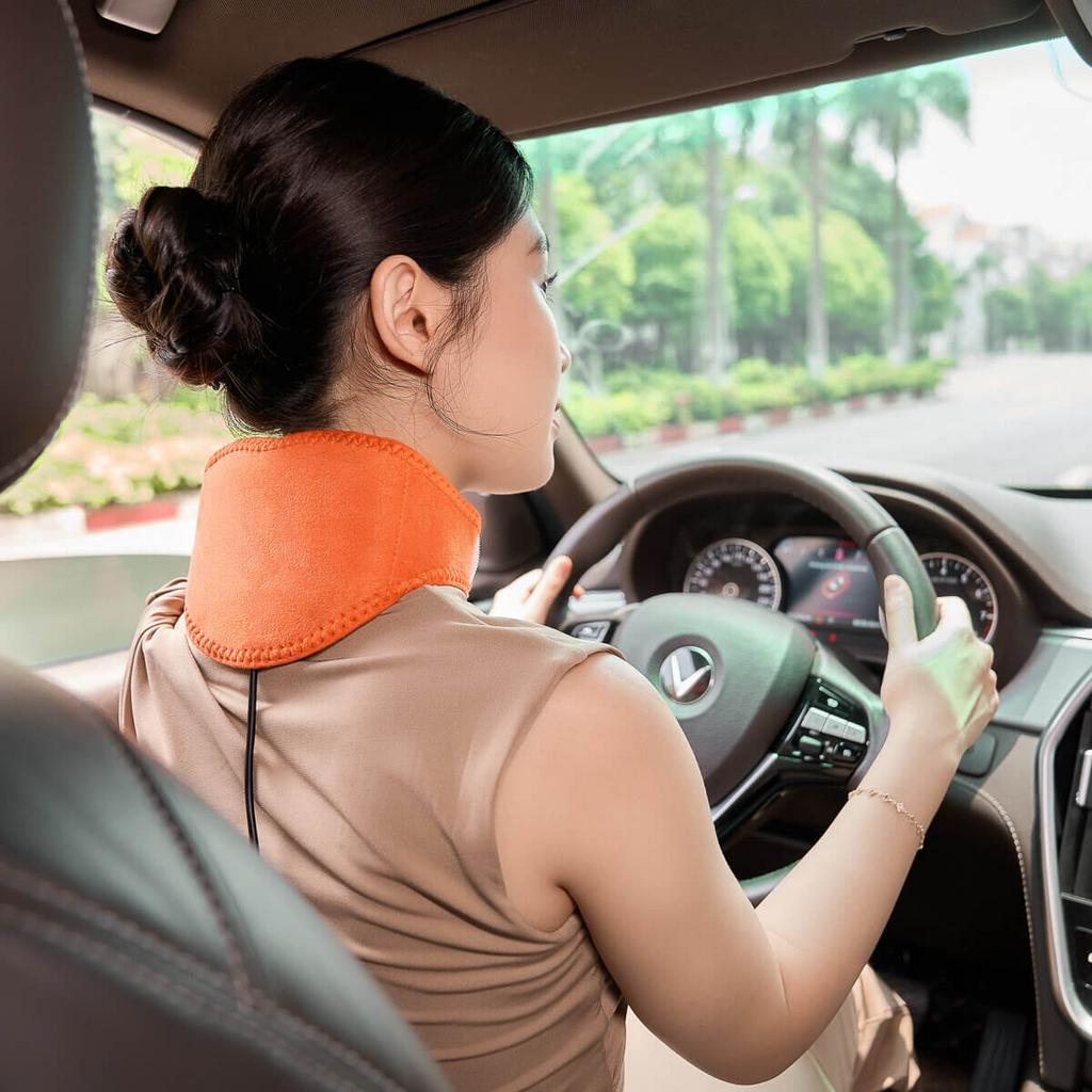 Tấm thảo dược chứa ngải cứu, gừng, nghệ, sả — mang lại hơi ấm và sự thư giãn cho cổ gáy.