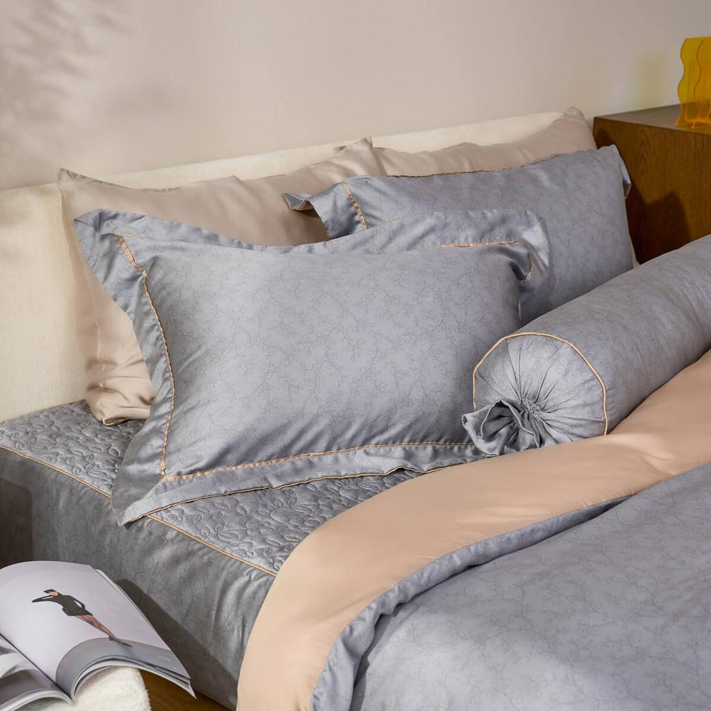 Kết cấu Lụa Tencel 60s — mềm mượt, bóng nhẹ và thoáng khí.