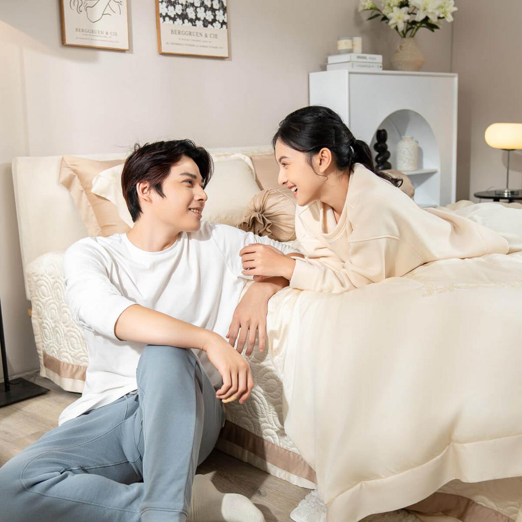 Cận cảnh vải Tencel Jacquard 60s: họa tiết tinh tế và bề mặt mềm mượt.