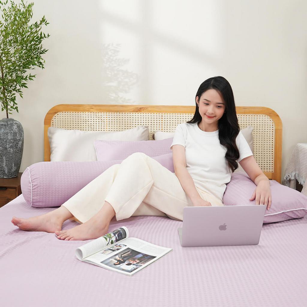 Ga trải giường tím trên giường sáng, thể hiện độ thoáng và cảm giác thoải mái.