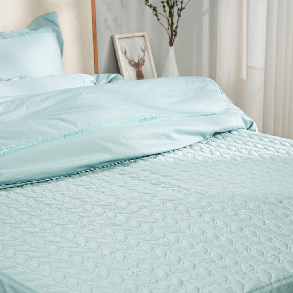 Họa tiết thêu tinh xảo trên cotton satin — đường chỉ sắc nét, tạo chiều sâu cho bề mặt.