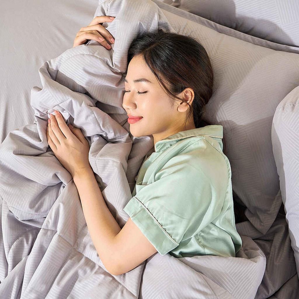 Minh họa các kích thước và cách phối đồ trong phòng ngủ.