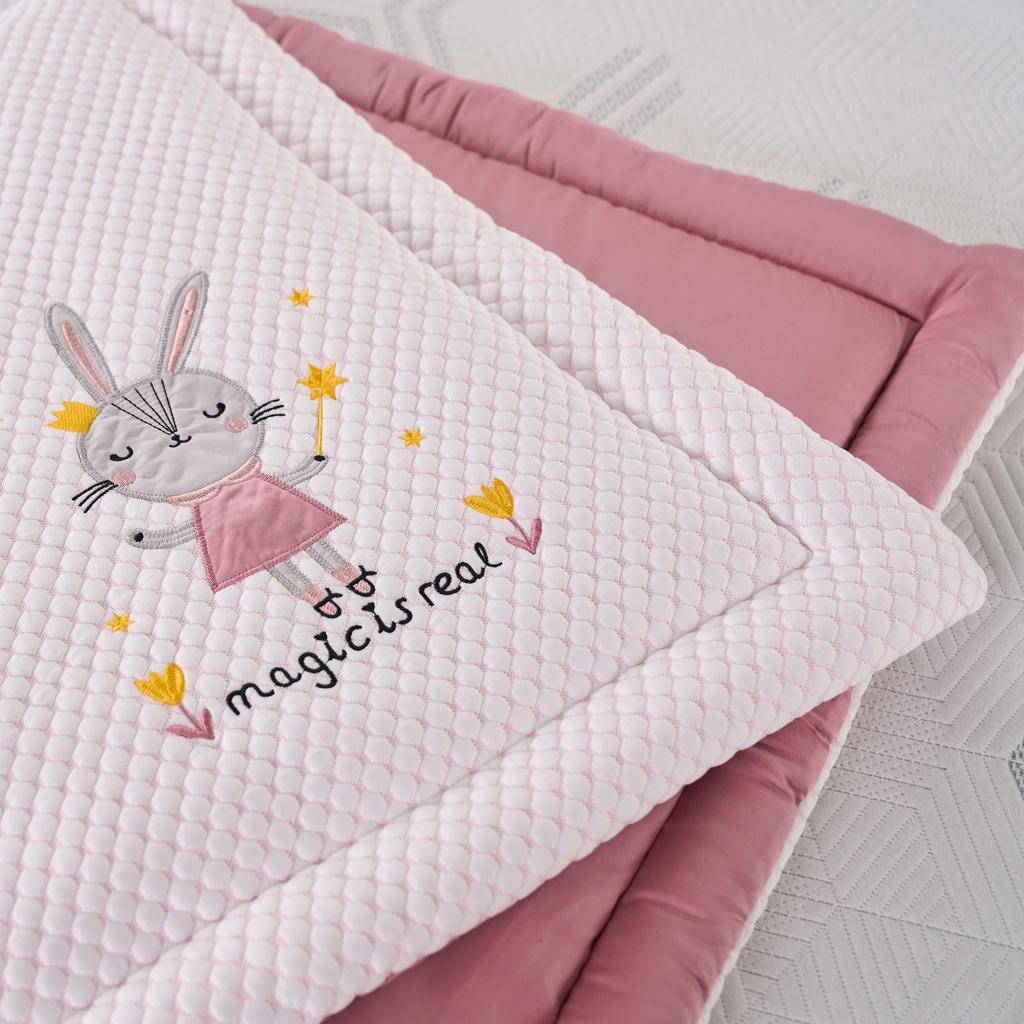 Họa tiết Thỏ thân thiện: khiến bé thích thú và cảm thấy an toàn.