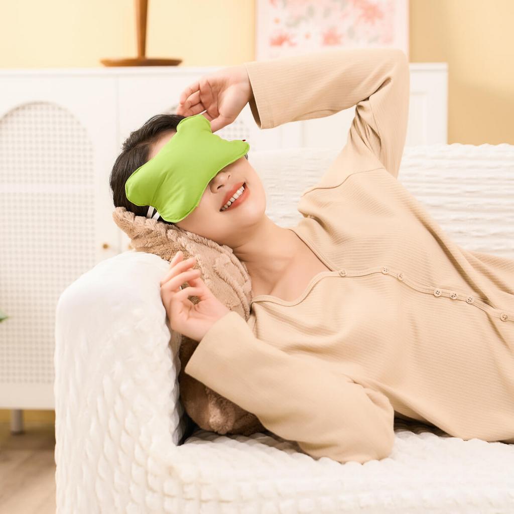 Vỏ vải mềm và lớp lót chịu nhiệt — ôm sát vùng mắt, thoải mái khi đeo.